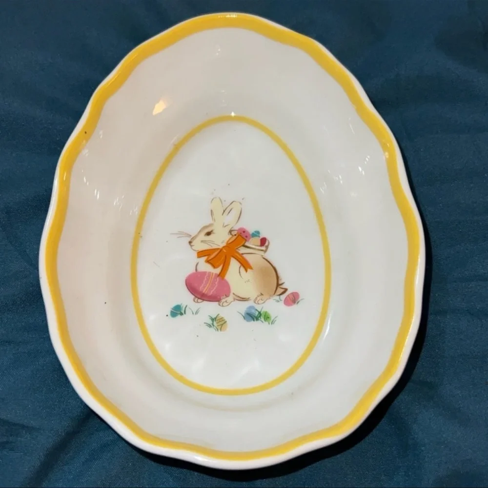 WILLIAMS SONOMA EGG SHAPED BOWLS W/ SCALLOPED EDGES AND EASTER BUNNY DESIGNS